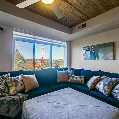 Luxury Penthouse Overlooking Riverwalk W Free Parking Pet Friendly Centrally Located On The Riverwalk